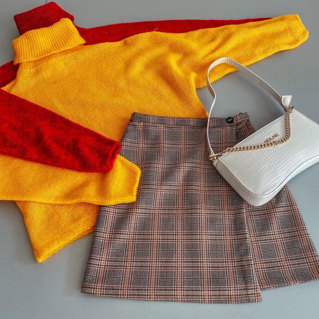 We can’t resist on this checked mini skirt , you ? 

#outfits #millebacini #miniskirts #sweater #instyle