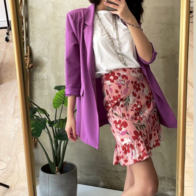 Flower patterns today! 🌺

There is not a single color that cannot be combined with it, whether you need something neutral or something more vibrant! 💜
We choose a magenta jacket but the combinations are truly a lot and the choices are yours 🙌🏻
#millebacini #skirt #suits #jack #tshirts #pattern #flowers #spring #fashion #stylish #millebacinioutfit