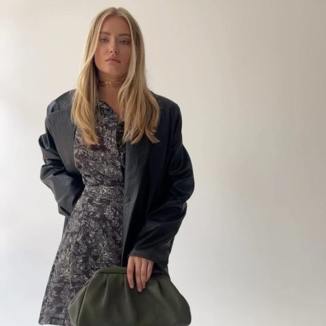 ~Fall time with @ciel_concept 
~In love with the blazer 
~Comfy dress with amazing print 🍃🍂
#cielconcept #leatherblazer #minidress #fallinspo #fashion #autumnvibes🍁 #outfitinspo #millebacini #onlineshopping