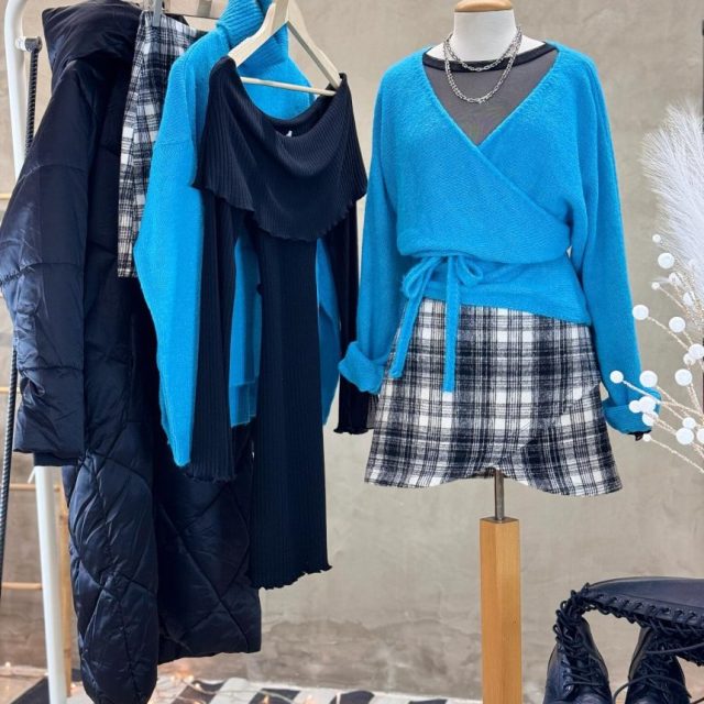 Outfit of the day 💙 : 
Plaid skirt: @badila_official 
Sweater La Rosa : @mille.bacini 
Μπουφάν Vadoussa : @namastefashion.gr 
Οι εκπτώσεις έχουν ξεκινήσει τόσο στο φυσικό όσο και στο ηλεκτρονικό μας κατάστημα 🙌🏻 
Shop online 👉🏻 www.millebacini.gr 
#badila #namastefashion #millebacini #greekdesigners #ootdfashion #ootdinspo #winteroutfit #onlineshopping